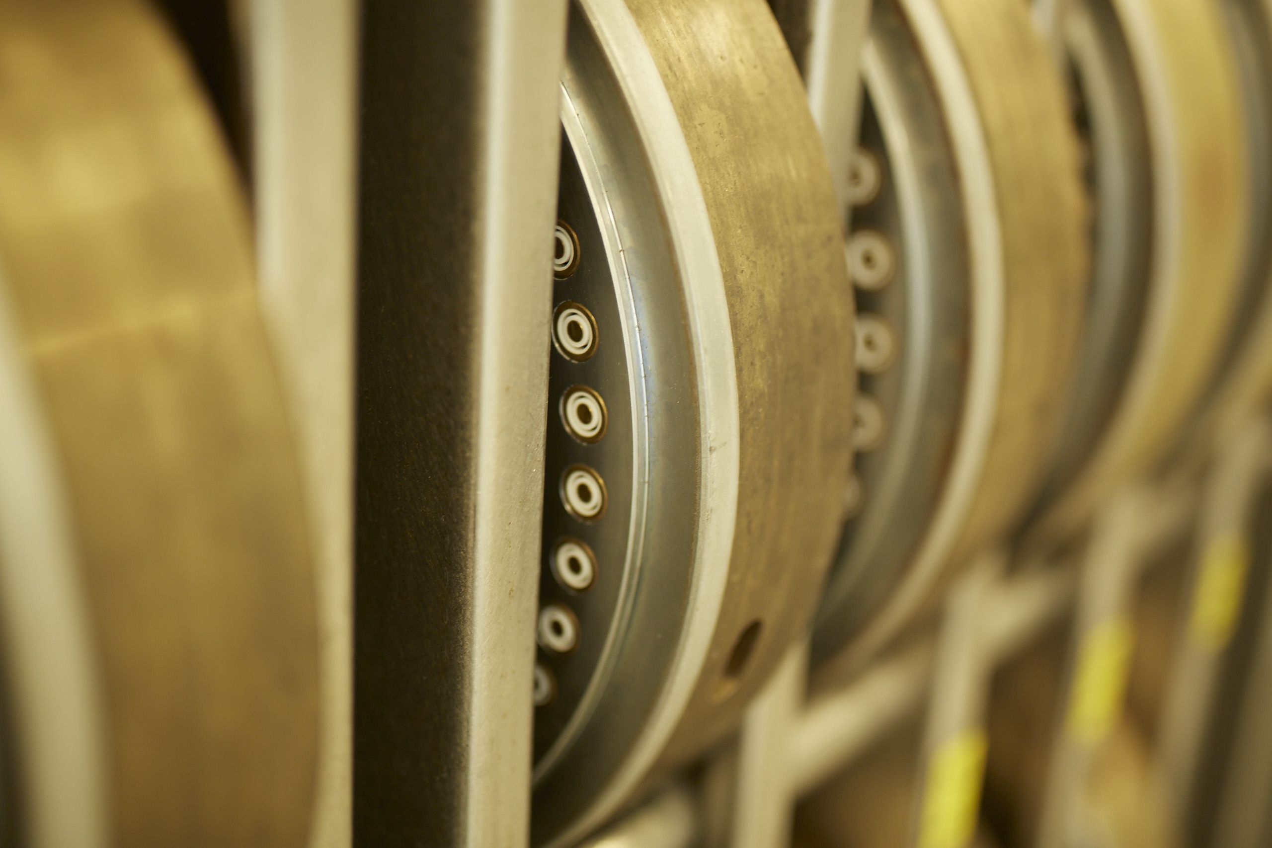 The dough for the rolled noodles goes through several rolling processes and is then cut to the desired width.