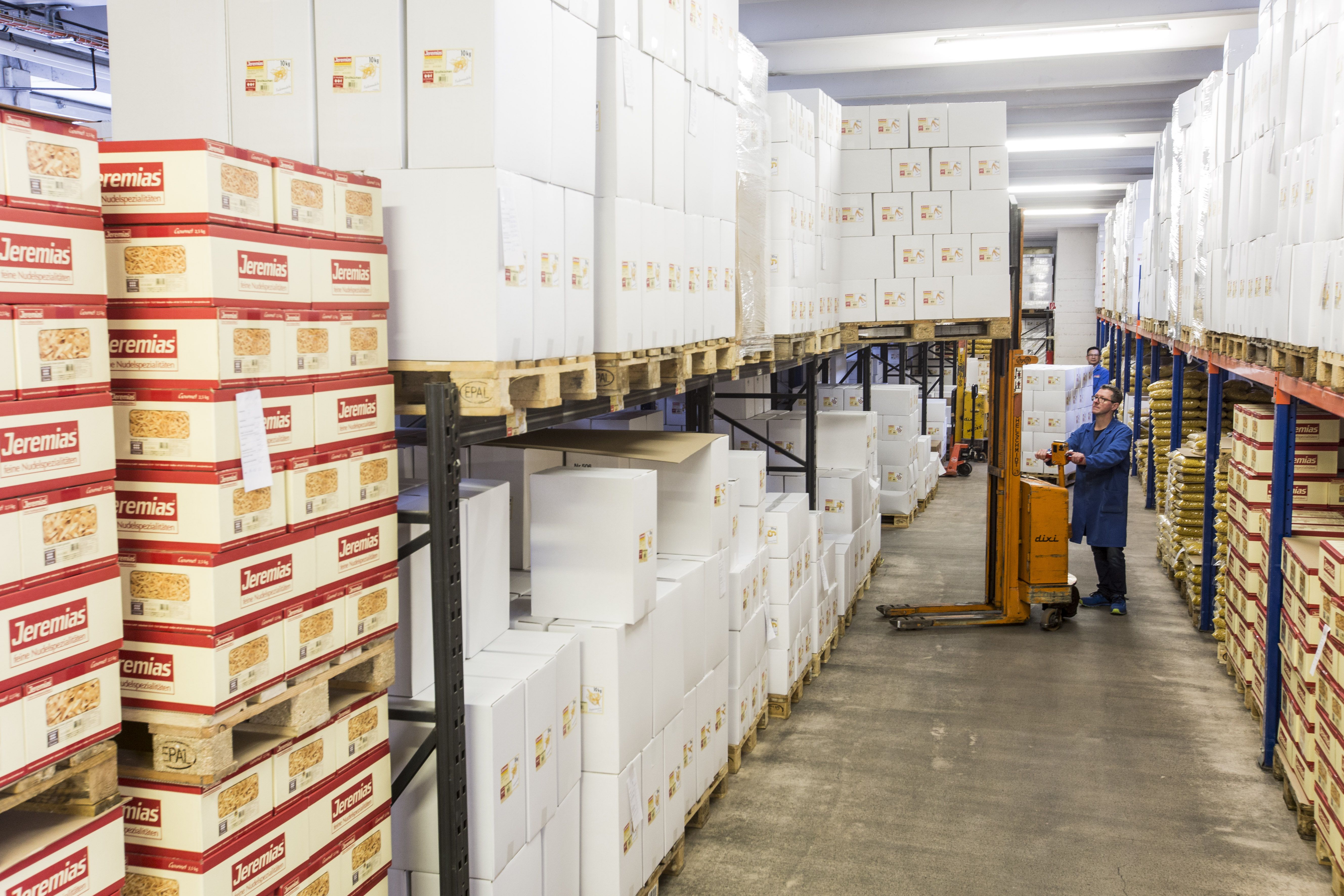 Our warehouse with perfect logistics prevents bottlenecks.