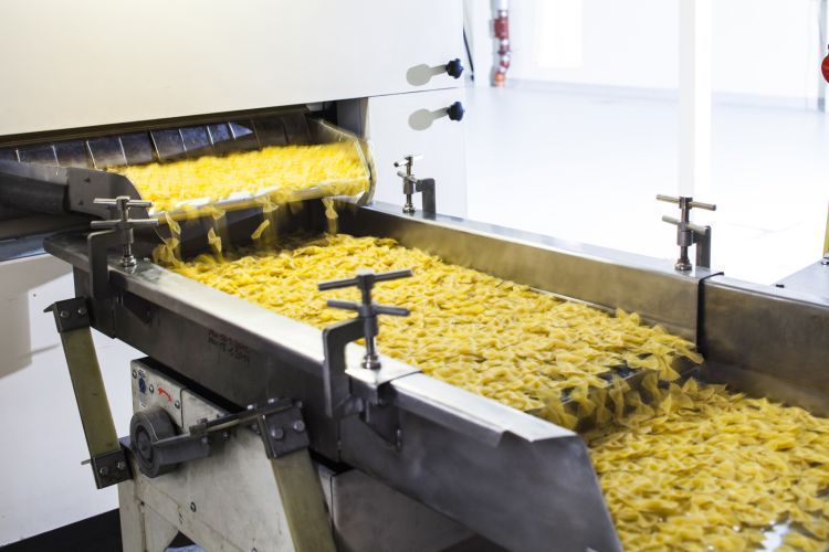 Für Spätzle wird der Teig durch Lochbleche gedrückt und tropft anschließend in ein Kochbad. Für Spätzle wird der Teig durch Lochbleche gedrückt und tropft anschließend in ein Kochbad.