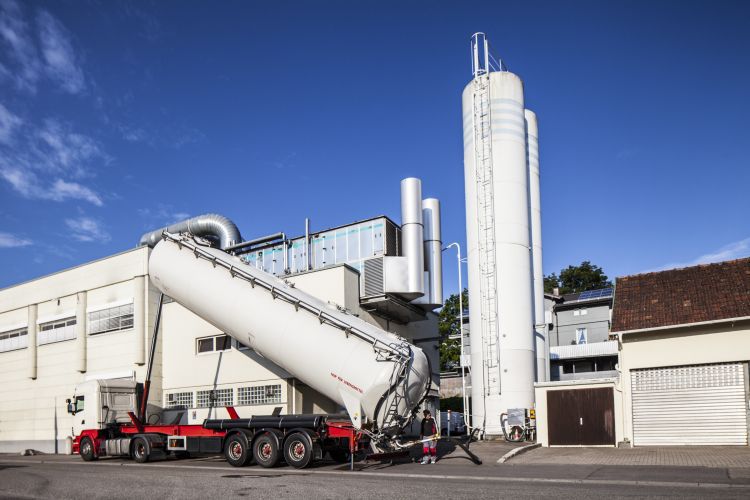 Von den Außensilos wird der Hartweizengrieß zu den Produktionsanlagen befördert. Von den Außensilos wird der Hartweizengrieß zu den Produktionsanlagen befördert.